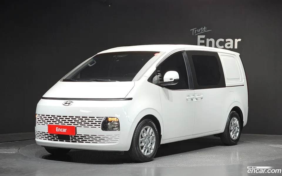 Hyundai Staria 5 2022 — фото 1, купить с доставкой в Москву