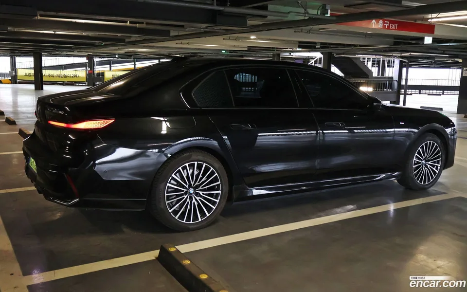 BMW i7 xDrive 60 M 2023 — миниатюра 4