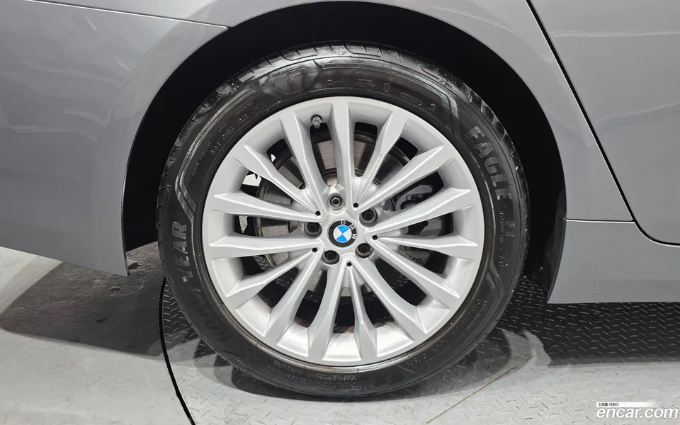 BMW 5 Series 520i 2023 — миниатюра 2