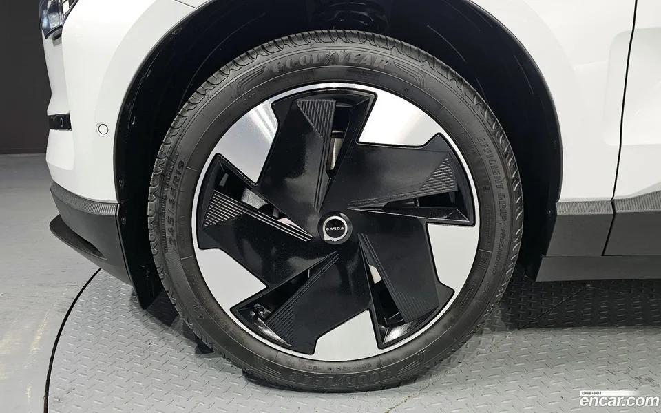 Volvo EX30 2025 — миниатюра 5