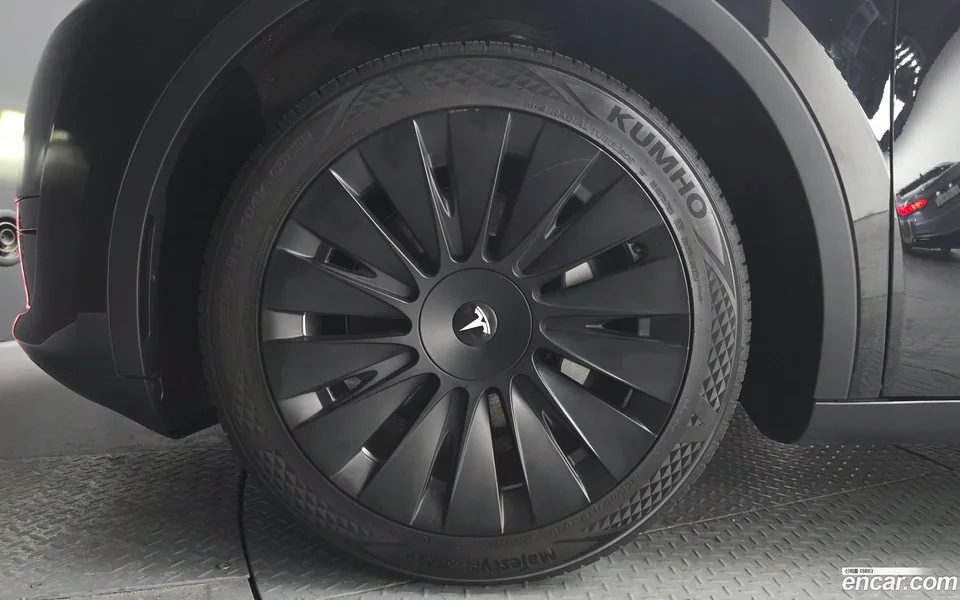 Tesla Model Y RWD 2023 — миниатюра 2