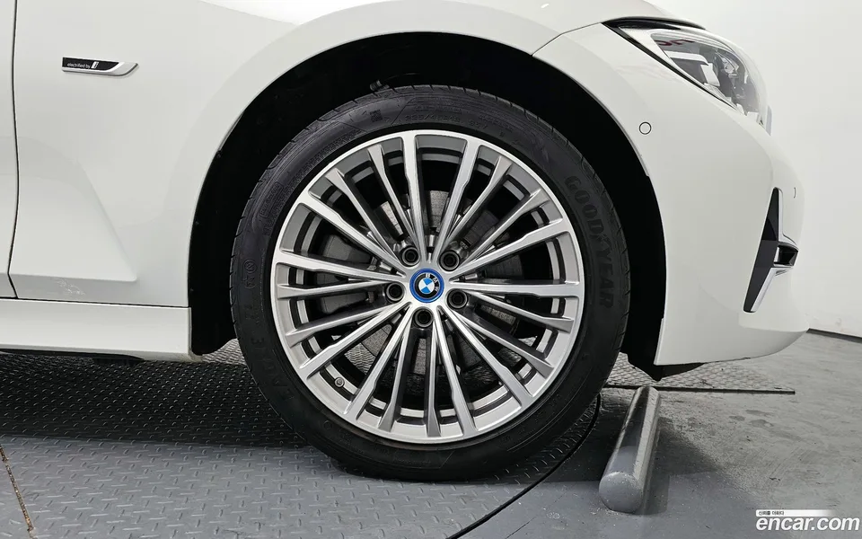 BMW 3 Series 320e 2022 — миниатюра 2