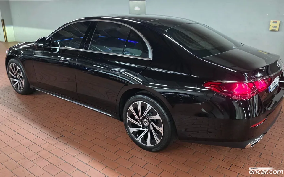 Mercedes-Benz E-Class E300 4MATIC 2025 — миниатюра 4