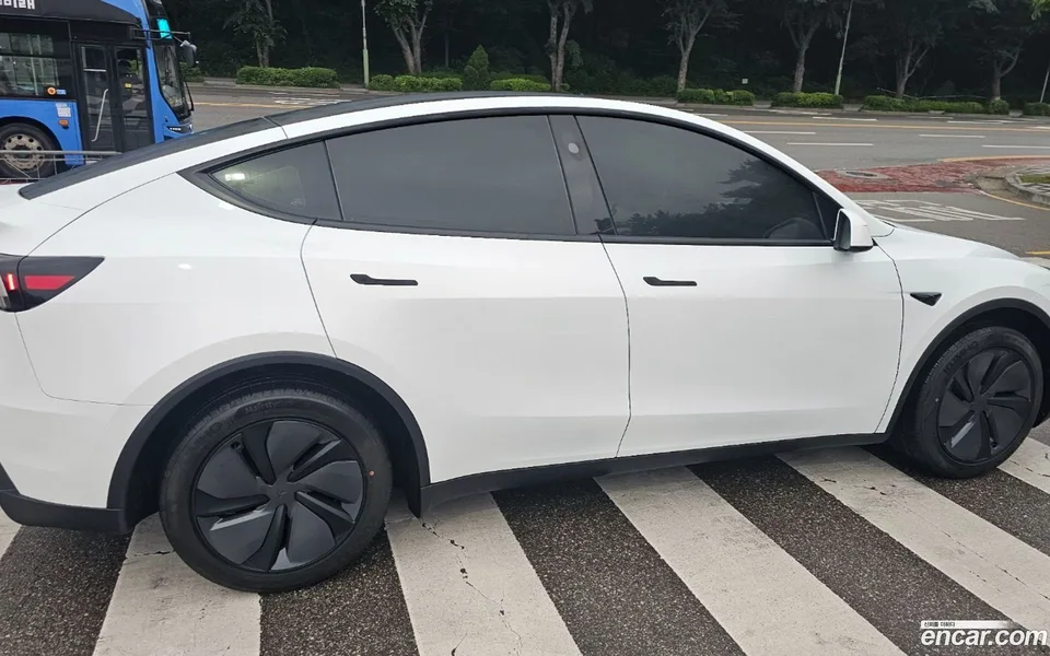 Tesla Model Y RWD 2025 — thumbnail 3