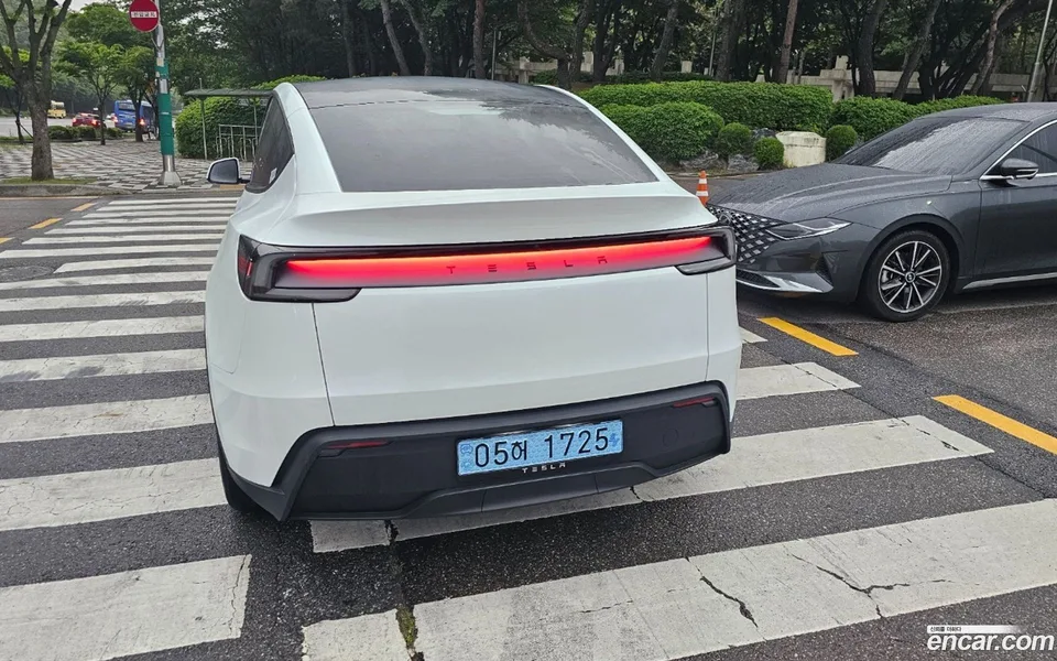 Tesla Model Y RWD 2025 — thumbnail 5
