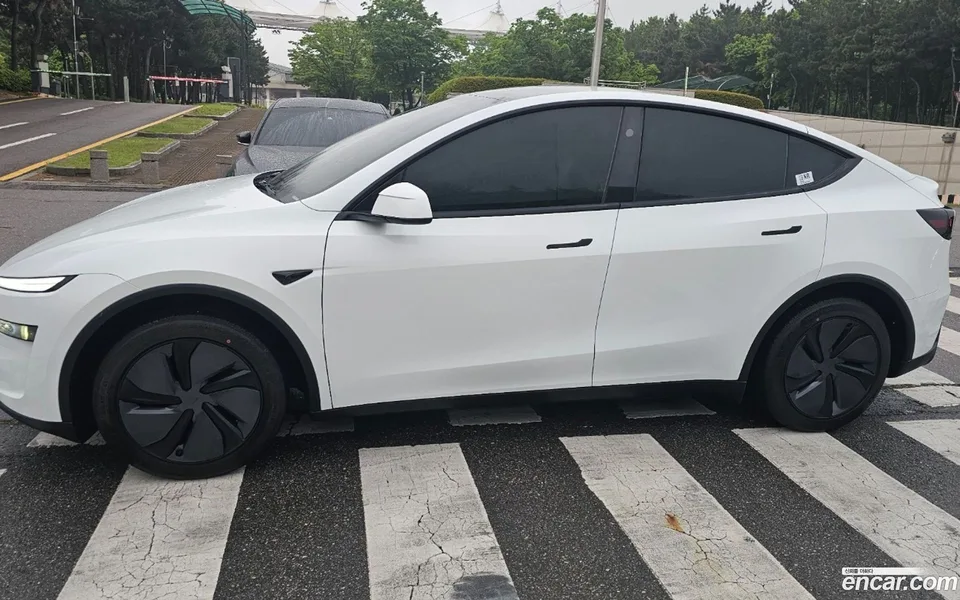 Tesla Model Y RWD 2025 — photo 1, buy with delivery to Moscow
