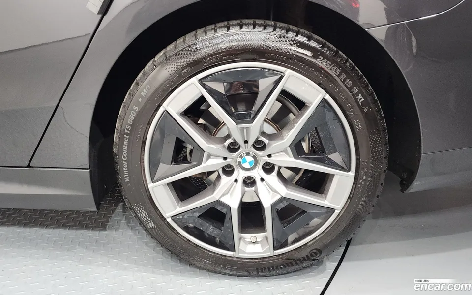 BMW 5 Series 530i xDrive 2024 — миниатюра 5