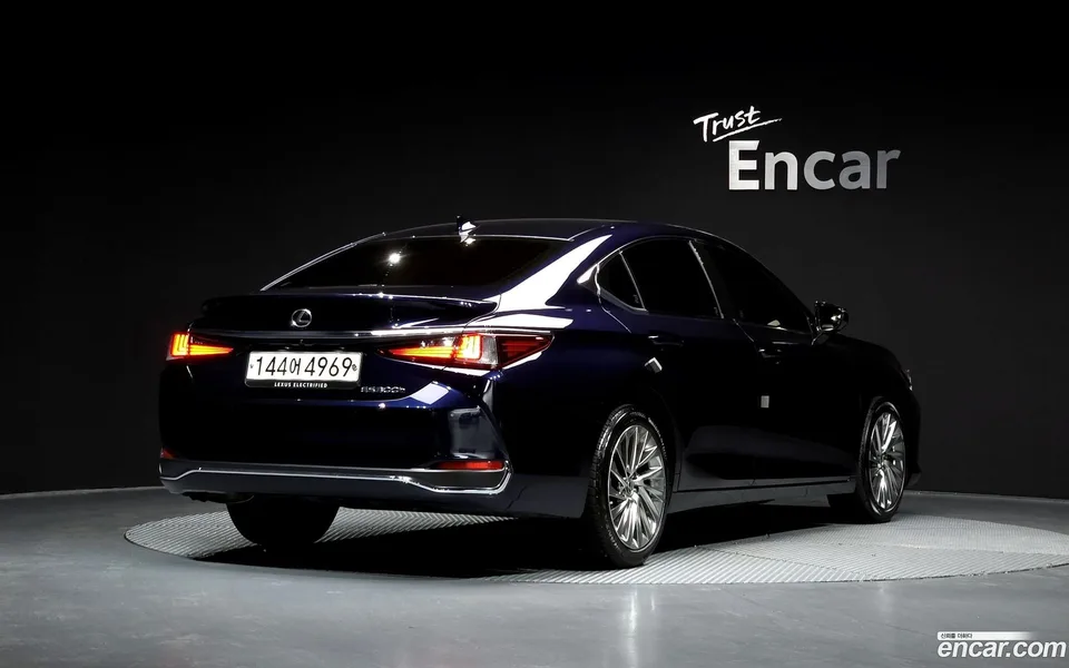 Lexus ES 300h 2023 — миниатюра 2