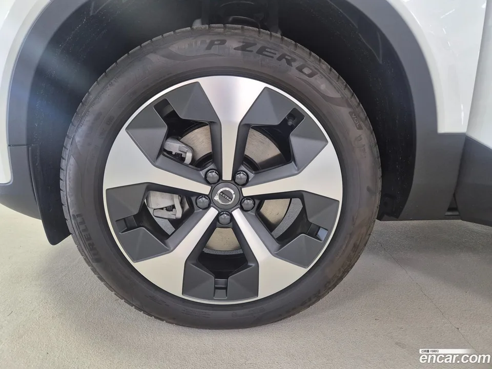 Volvo XC40 B4 2025 — миниатюра 2