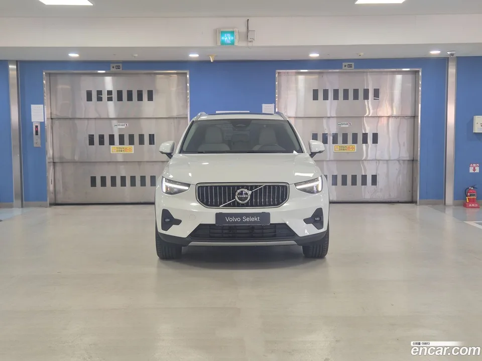 Volvo XC40 B4 2025 — миниатюра 3