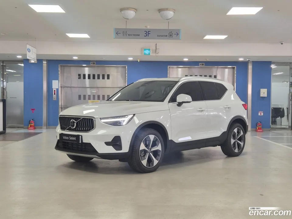 Volvo XC40 B4 2025 — фото 1, купить с доставкой в Москву