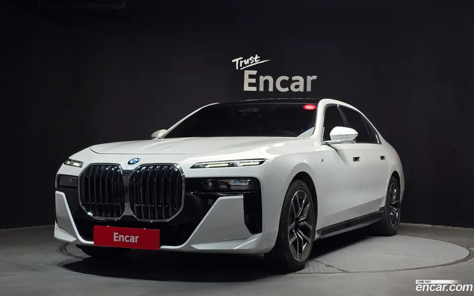 BMW 7 Series 740i xDrive M 2023 — фото 1, купить с доставкой в Москву