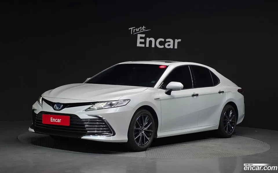 Toyota Camry 2.5 XLE 2023 — фото 1, купить с доставкой в Москву
