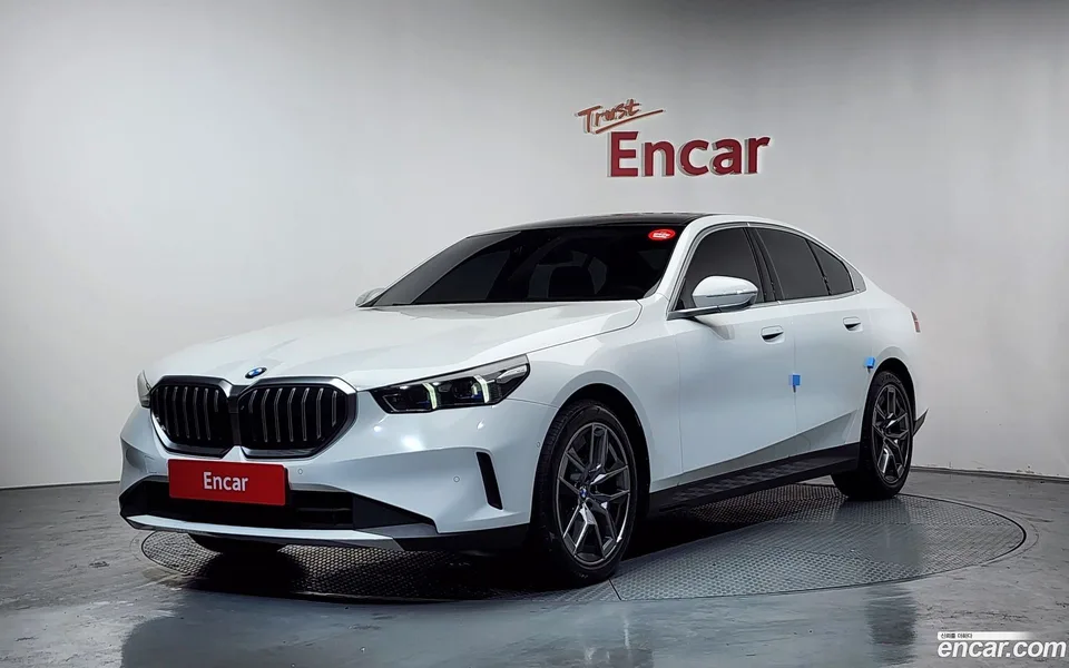 BMW 5 Series 520i 2023 — фото 1, купить с доставкой в Москву