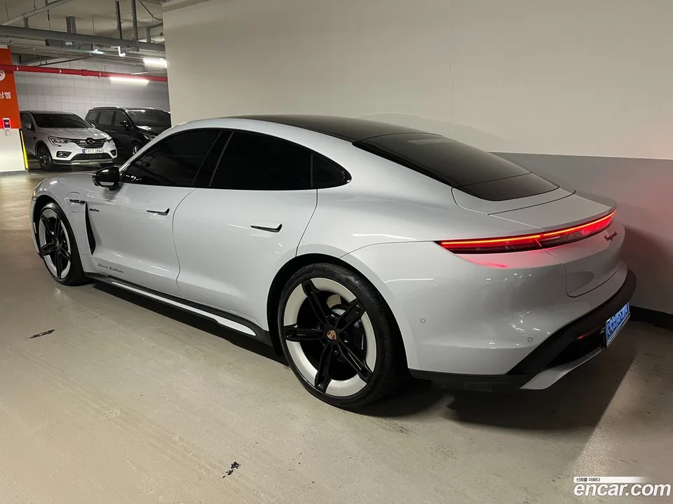 Porsche Taycan 4 2025 — thumbnail 5