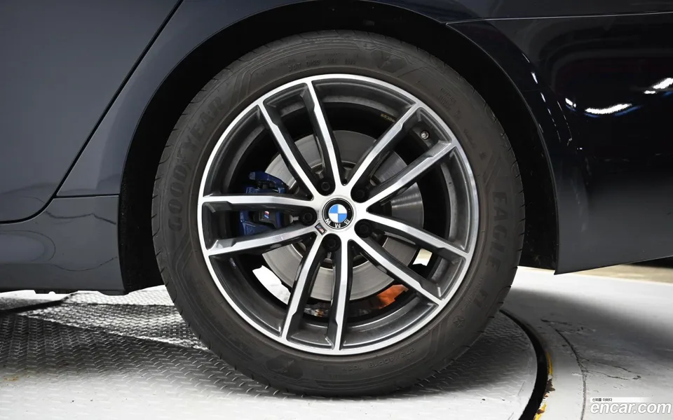 BMW 5 Series 520i M 2023 — миниатюра 2