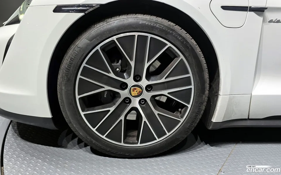 Porsche Taycan 2023 — миниатюра 2