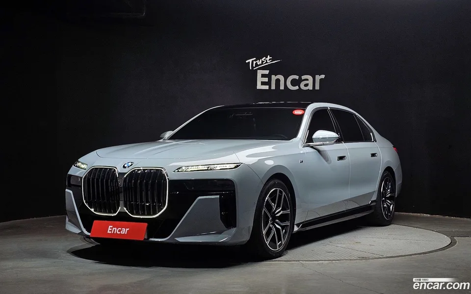 BMW 7 Series 740i sDrive M 2023 — фото 1, купить с доставкой в Москву