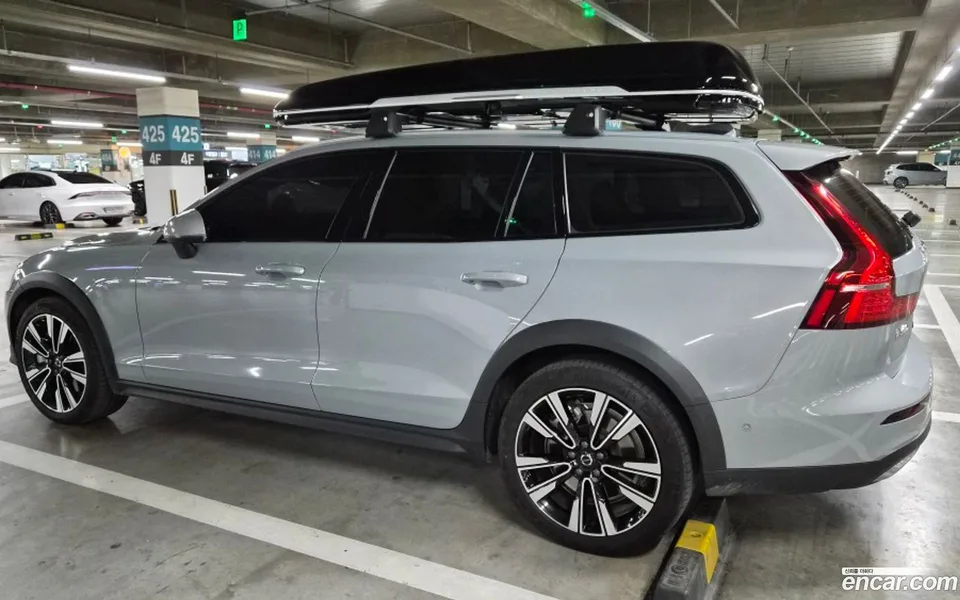 Volvo V60 Cross Country B5 AWD 2023 — миниатюра 2