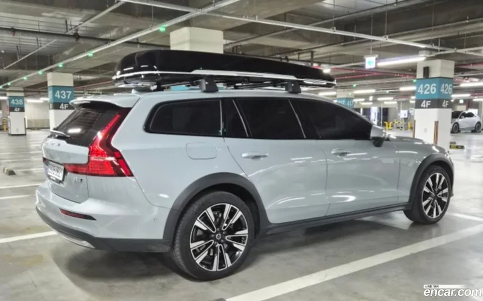 Volvo V60 Cross Country B5 AWD 2023 — миниатюра 3