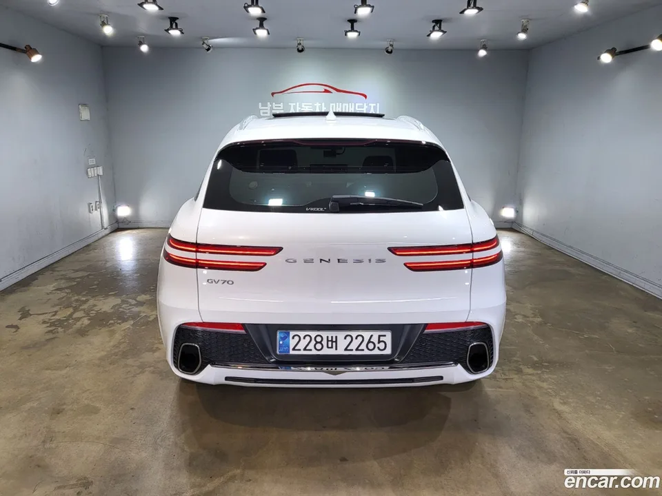 Genesis GV70 2.5T 2WD 2023 — миниатюра 2