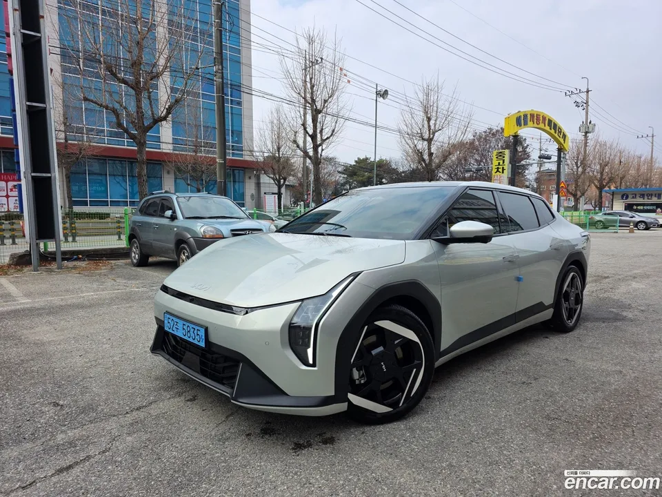 Kia EV4 2WD 2025 — фото 1, купить с доставкой в Москву