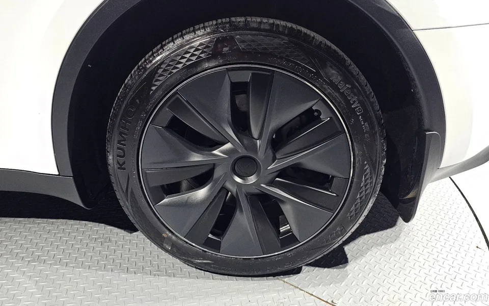 Tesla Model Y AWD 2024 — миниатюра 2