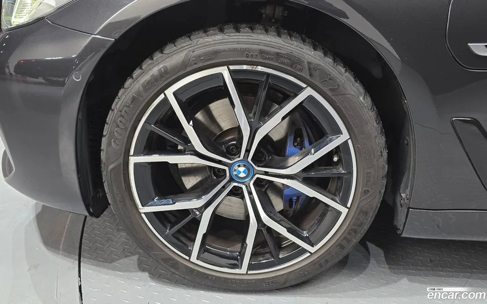 BMW 5 Series 530e M 2023 — миниатюра 2
