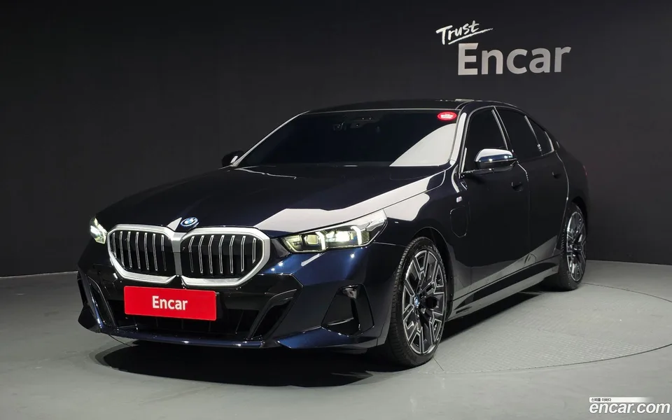 BMW 5 Series 530e M 2025 — фото 1, купить с доставкой в Москву