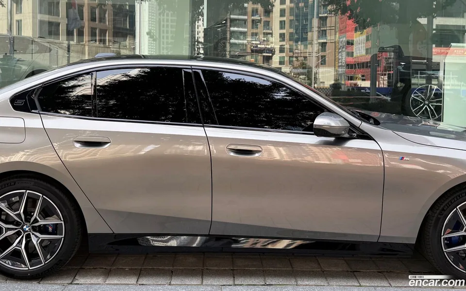 BMW 5 Series 520i M 2025 — миниатюра 2