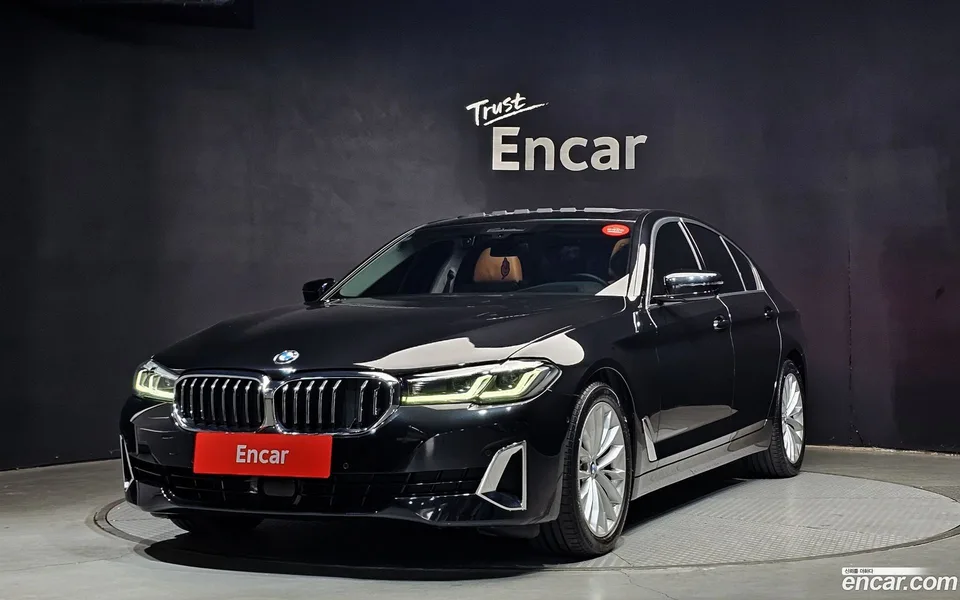 BMW 5 Series 520i 2022 — фото 1, купить с доставкой в Москву