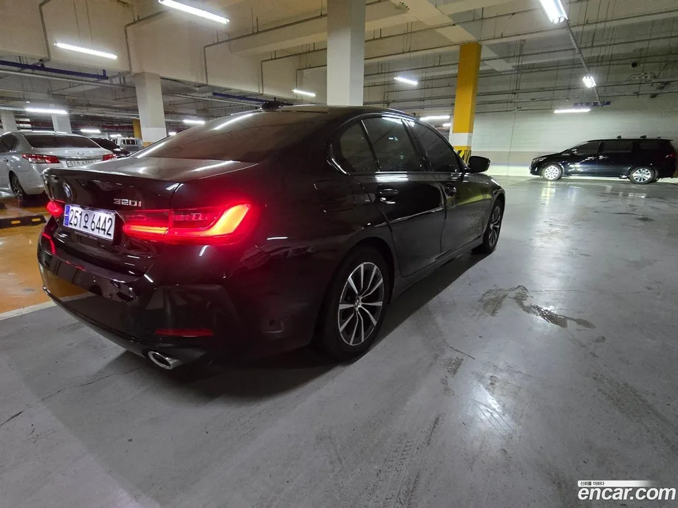 BMW 3 Series 320i 2023 — thumbnail 2