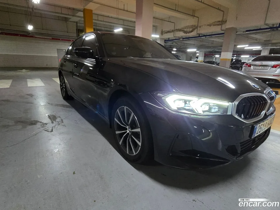 BMW 3 Series 320i 2023 — thumbnail 3