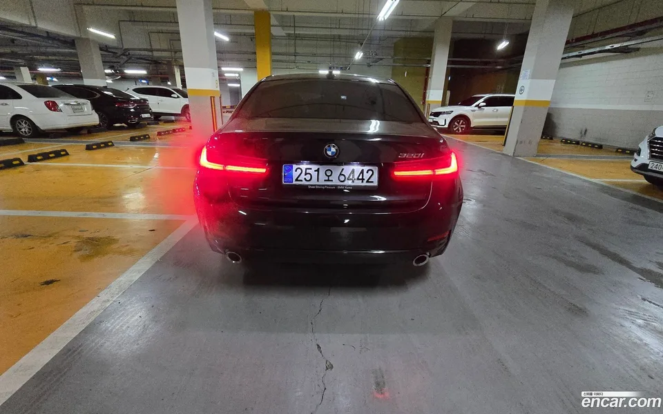 BMW 3 Series 320i 2023 — thumbnail 4