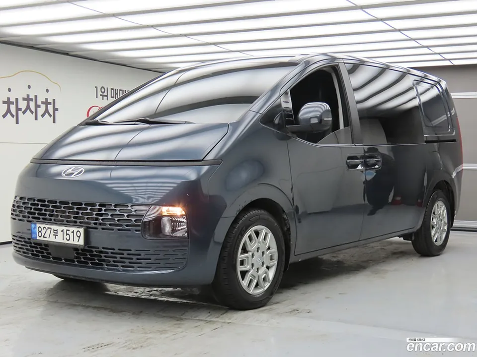 Hyundai Staria 5 2023 — фото 1, купить с доставкой в Москву