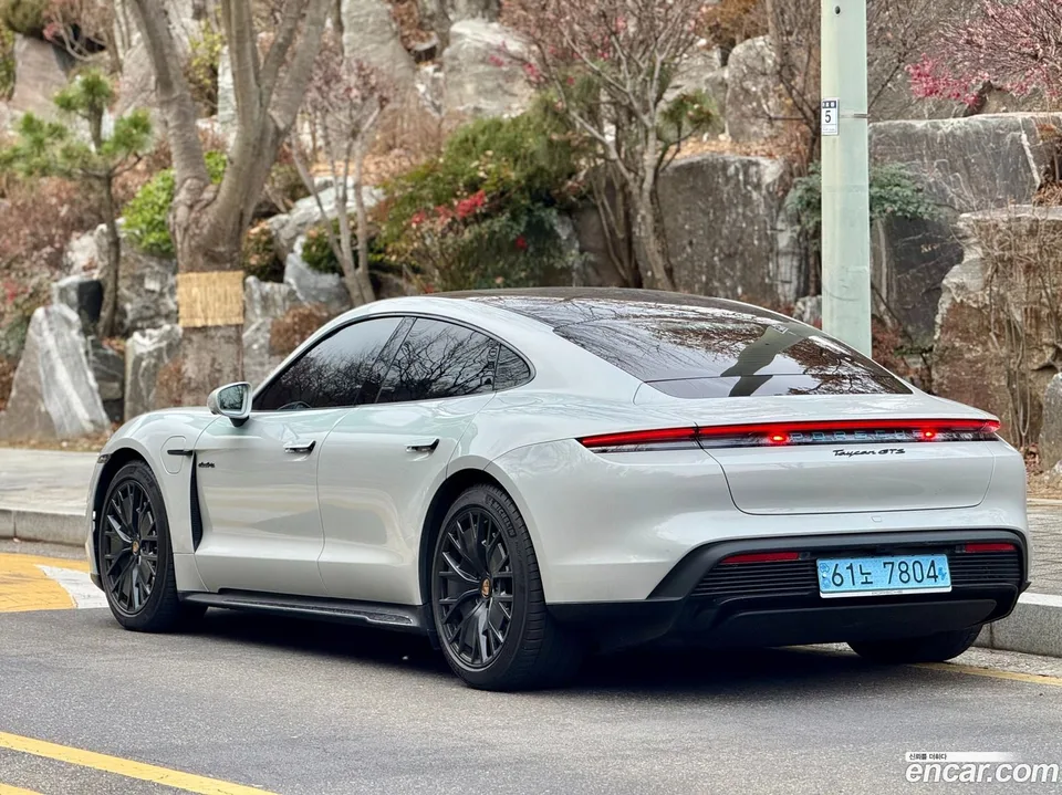 Porsche Taycan GTS 2022 — миниатюра 4