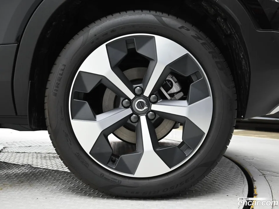 Volvo XC40 B4 2025 — миниатюра 2