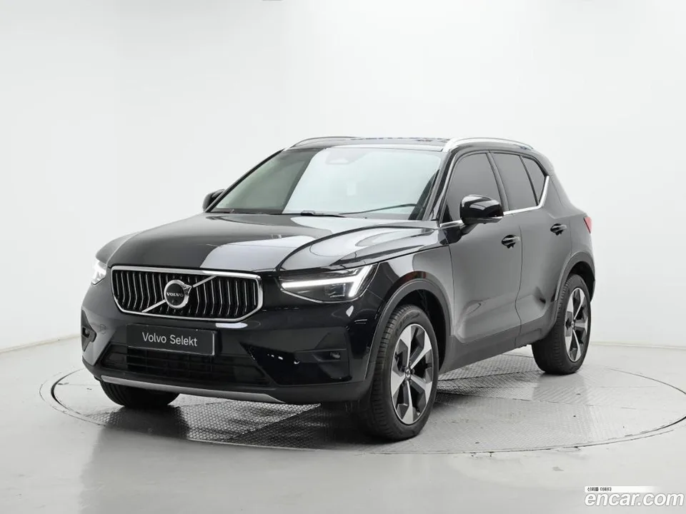 Volvo XC40 B4 2025 — фото 1, купить с доставкой в Москву