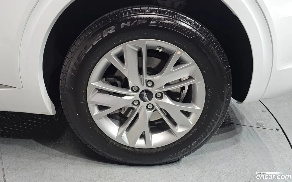 Genesis GV70 2.5T 2WD 2024 — миниатюра 2
