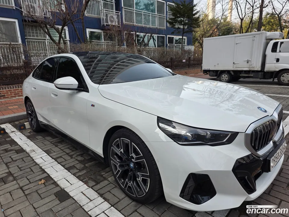 BMW 5 Series 530e M 2024 — миниатюра 3