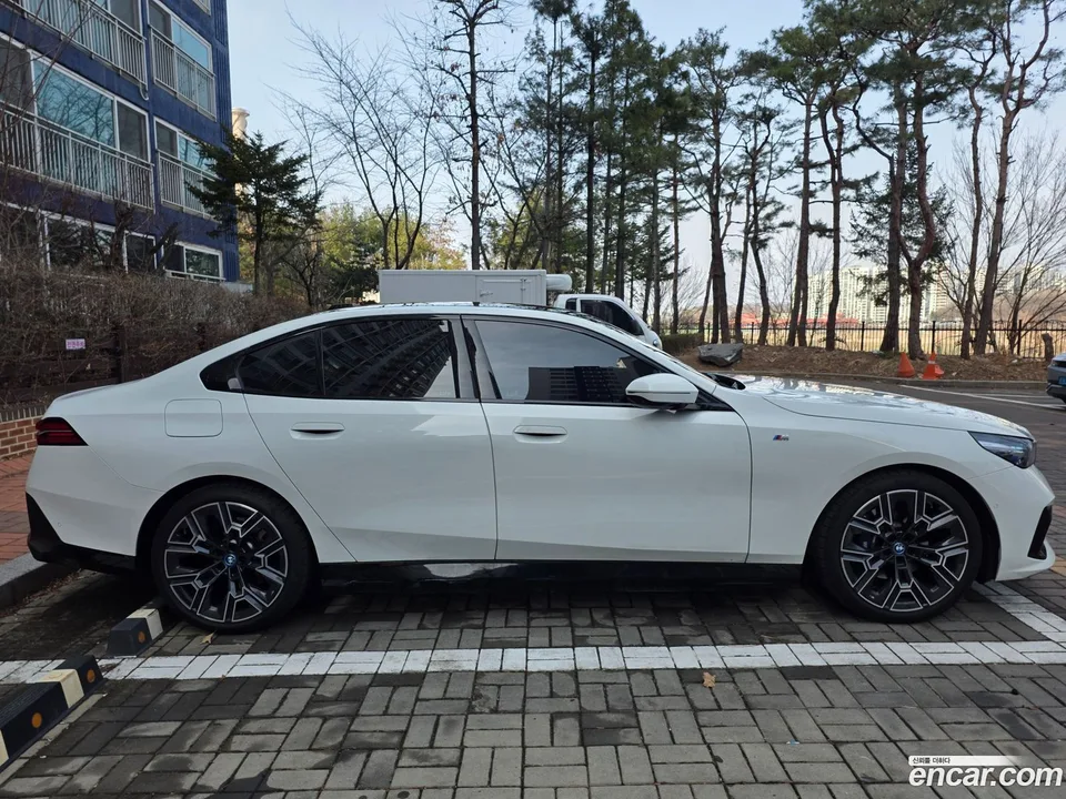 BMW 5 Series 530e M 2024 — миниатюра 4