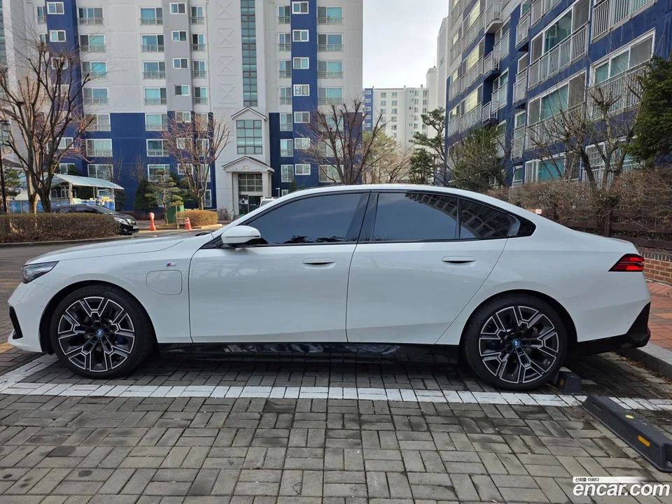 BMW 5 Series 530e M 2024 — миниатюра 5