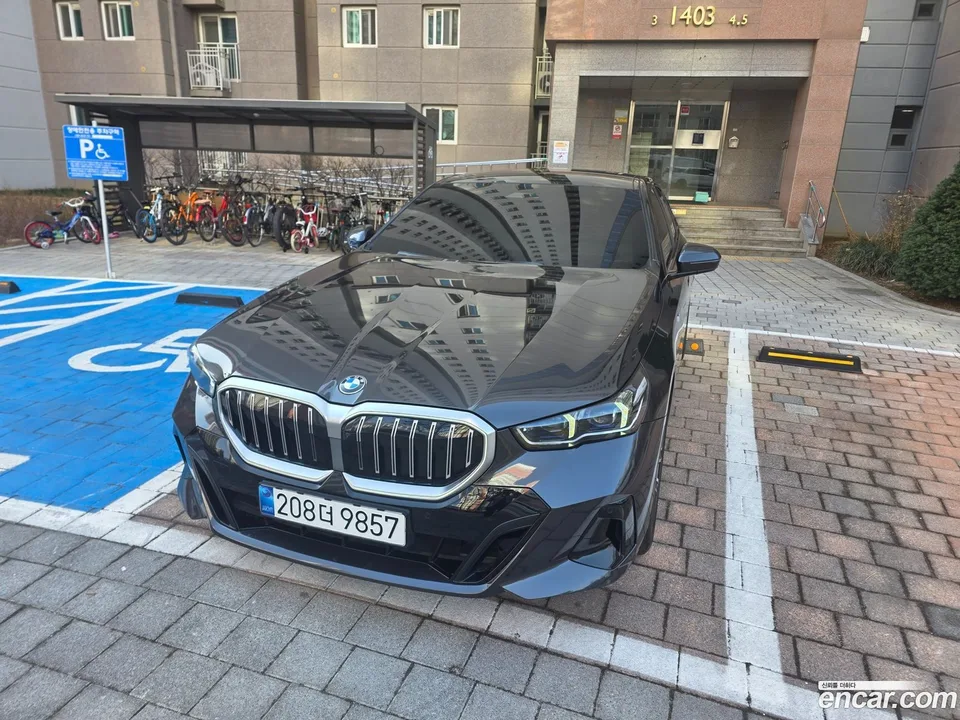 BMW 5 Series 520i M 2025 — фото 1, купить с доставкой в Москву
