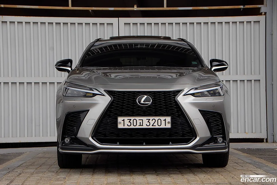 Lexus NX 450h+ F-Sport 2023 — фото 1, купить с доставкой в Москву