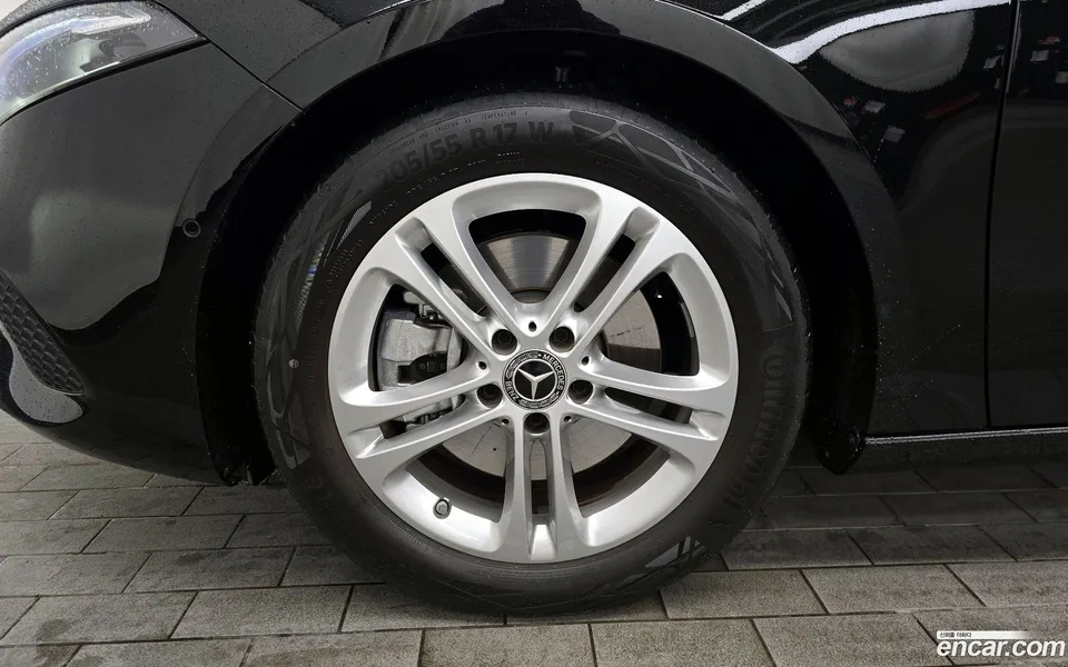 Mercedes-Benz A-Class A220 2025 — thumbnail 5