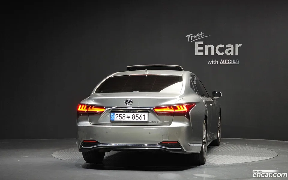 Lexus LS 500h 3.5 AWD 2023 — миниатюра 4