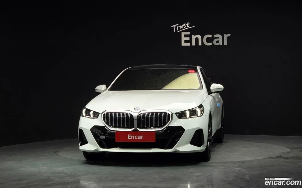 BMW 5 Series 530i xDrive M 2023 — миниатюра 3