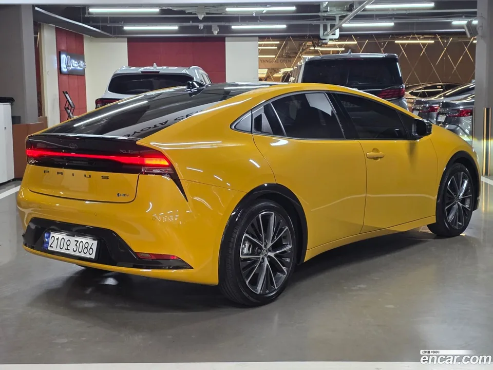 Toyota Prius 2.0 XLE 2023 — миниатюра 2