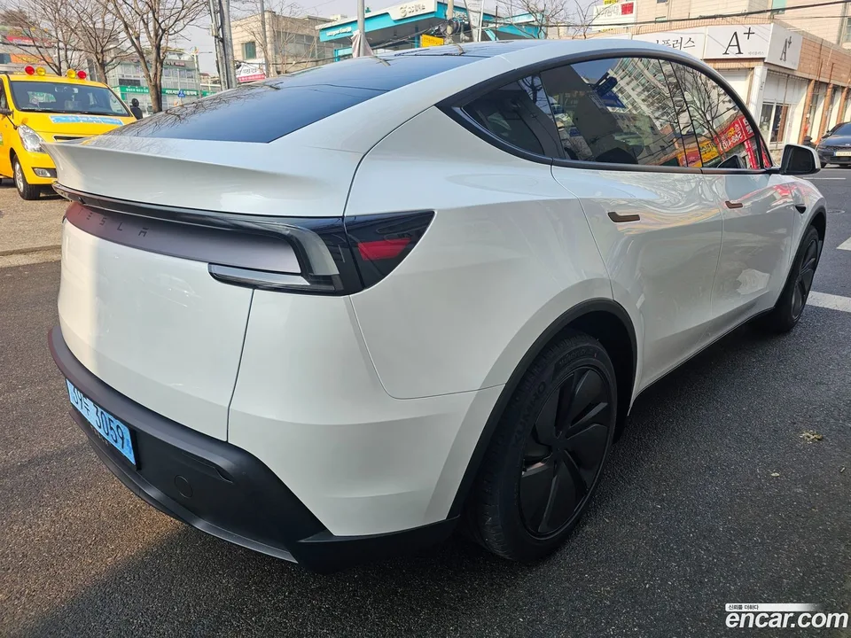 Tesla Model Y RWD 2026 — миниатюра 2