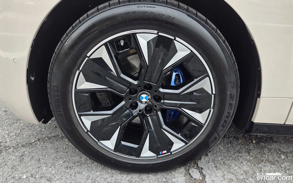 BMW iX xDrive45 M 2025 — миниатюра 2
